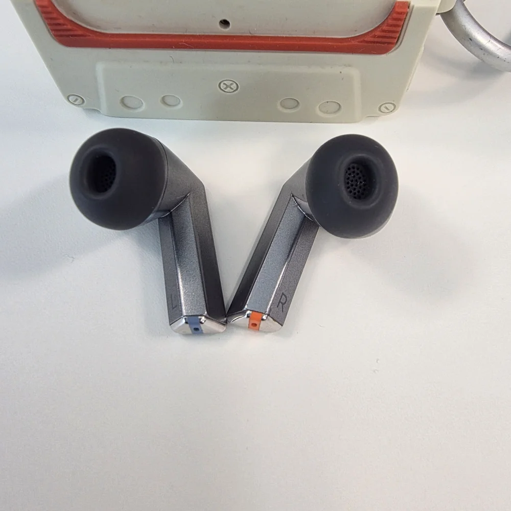 Samsung Silver Wireless Earbud Headphones